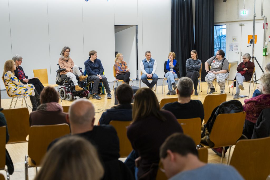 Diskussionsrunde von lks nach re.: Dagmar Kromer-Busch und Kathrin Schultze-Gebhardt (beide: Moderation), Tanja Bauer, Achim Schuster und Natascha Klein (KoKoBe), Pascal Hissler (Alnatura), Eva Thoms (mittendrin e.V.), Judith Vitek und Marco Vella (In Via), Martina Salchow (OSK).
